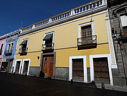 Archivo:Fachada de la Casa Amarilla, ICSyH (BUAP), Puebla 01
