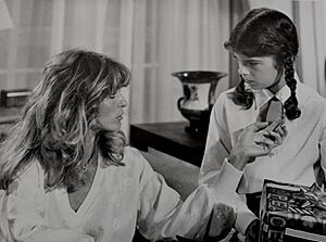 Archivo:Farrah Fawcett and Olivia Barash in Charlie's Angels