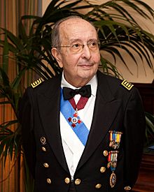 Felipe Segovia con condecoraciones navales.jpg