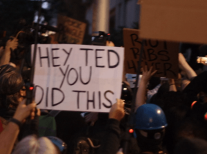 Archivo:George Floyd police brutality protests - Portland Oregon - July 22 - tedder - Ted Wheeler sign - HEY TED YOU DID THIS