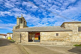 Iglesia parroquial de Santo Toribio lateral.jpg