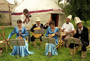 Archivo:Kyrgyz Musicians in Karakol
