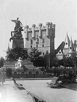 Archivo:L'Alcàzar de Segòvia amb un monument en primer terme (cropped)