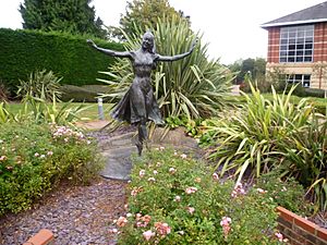 Archivo:Margot Fonteyn, Reigate - geograph-3129335