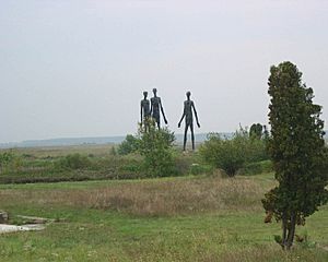 Archivo:Monument of the 1942 raid victims near Žabalj