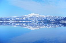 Archivo:Mount Akita-Komagatake seen from Lake Tazawa 20210213
