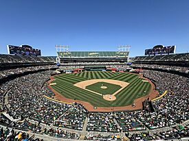 Archivo:Oakland Coliseum during final Battle of the Bay between the San Francisco Giants and Oakland Athletics