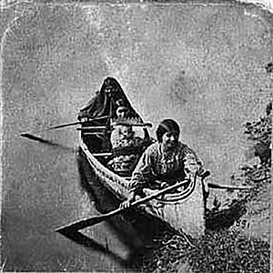 Archivo:Ojibwe-women-canoe-St Louis River