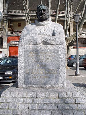Archivo:Pamplona - Monumento a Hemingway