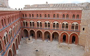 Archivo:Patio castillo Belmonte