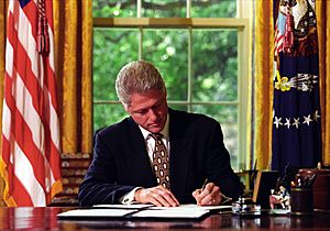 Archivo:President William J. Clinton Signing Line Item Veto Letters - NARA - 77861673