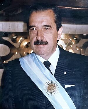 Archivo:Raúl Alfonsín con banda presidencial
