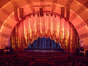 Archivo:Radio City Music Hall Stage Curtain 1