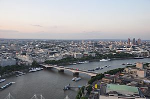Archivo:River Thames and Waterloo Bridge, London-17Aug2009