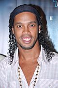 Archivo:Ronaldinho 72