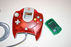 Archivo:Sega Dreamcast Controller and VMU Christmas package