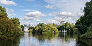 Archivo:St James's Park Lake – East from the Blue Bridge - 2012-10-06