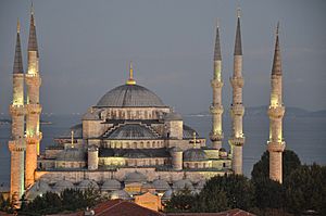 Archivo:Sultan Ahmed Mosque-Blue Mosque-at dusk