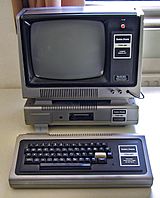 Archivo:TRS-80 Model I - Rechnermuseum Cropped