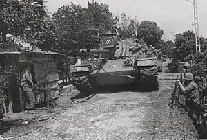 Archivo:Tanks move forward to support 1.5 Marines fighting in Hue