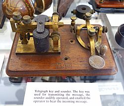 Archivo:Telegraph key and sounder, L.C.T. (L. C. Tillotson) and Co., 8 Dey Street, NY - Bennington Museum - Bennington, VT - DSC08636