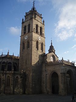Archivo:Torre vieja y puerta norte de la Catedral de Lugo.3