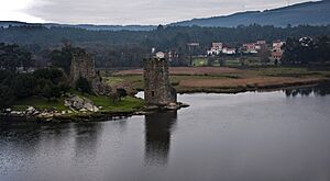 Archivo:Torres do Oeste dende a ponte. (Catoira)