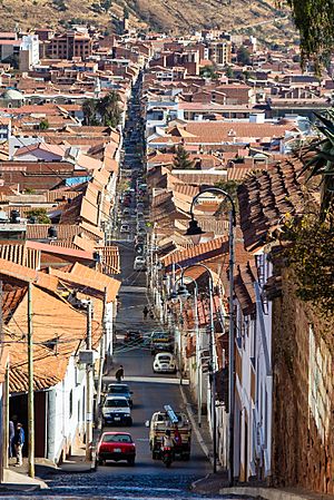 Archivo:Typical street in Sucre, Bolivia