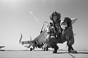 Archivo:USN Female Fighter Pilot Lt. Tammie Jo Shults (Bonnell) poses in front of her F-18 Hornet aircraft(3363631 Milne-1aInsta)
