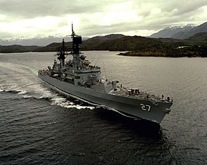 Archivo:USS Josephus Daniels (CG-27) underway in the Strait of Magellan on 1 July 1990 (6475072)