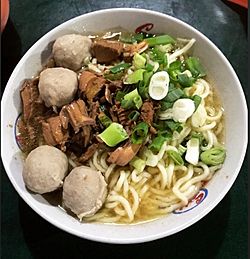 Archivo:Wonogiri-style noodle soup mie ayam
