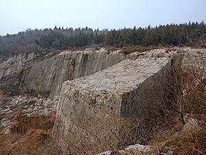Archivo:Yangshan Quarry - Monument Base - P1060909