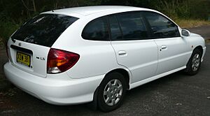 Archivo:2001 Kia Rio (DC) LS hatchback (2009-01-07) 02