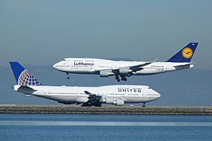 Archivo:2013 at SFX - Boeing 747 D-ABVY of Lufthansa over United N105UA (10864575465)