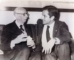 Archivo:Adolfo Suárez conversa con el escritor y académico José María Pemán (pool Moncloa) 17-02-1979