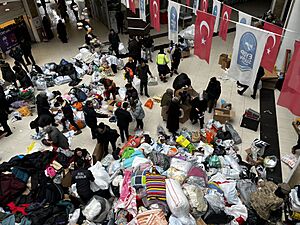 Archivo:Aid collected in Eyüpsultan, Istanbul for the 2023 Gaziantep-Kahramanmaraş earthquakes 02