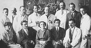 Archivo:Alzheimer with his co-workers Nervenklinik Munich 1909-1910