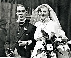 Archivo:Anthony Powell with Violet on their wedding day in 1934