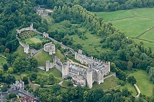 Archivo:Arundel Castle -West Sussex, England-23June2011