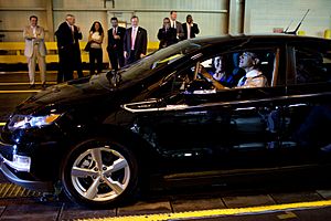 Archivo:Barack Obama drives Chevy Volt