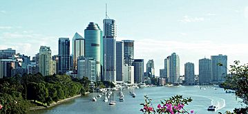 Archivo:Brisbane skyline bluesky