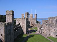 Archivo:Caernarfon castle interior