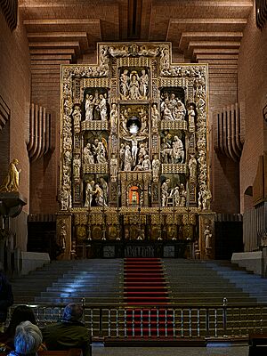 Archivo:Capilla mayor del Santuario de Torreciudad, Secastilla