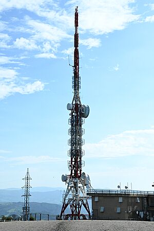 Archivo:Centro de emisión de televisión y radio de Cantabria en Peña Cabarga