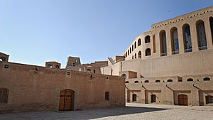 Archivo:Citadel in Herat in 2011-cropped