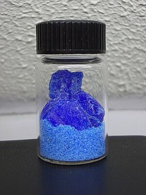 Archivo:Copper sulfate pentahydrate crystals