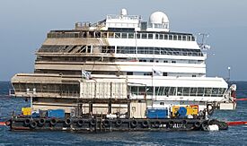 Archivo:Costa Concordia parbuckling 18