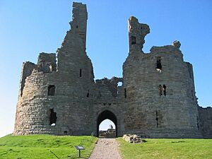 Archivo:DunstanburghCastle(ChrisMcLean)Aug2005