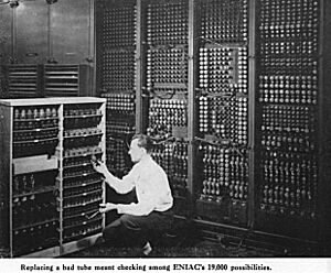 Archivo:ENIAC-changing a tube