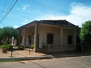 Archivo:Edificio en Itauguá